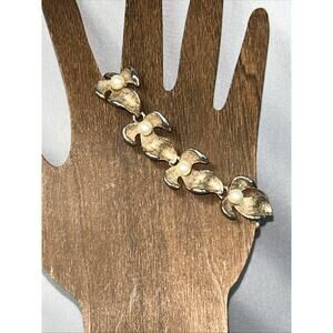 Vintage bracelet Textured gold tone Flower Links With Faux pearls Size 6.5